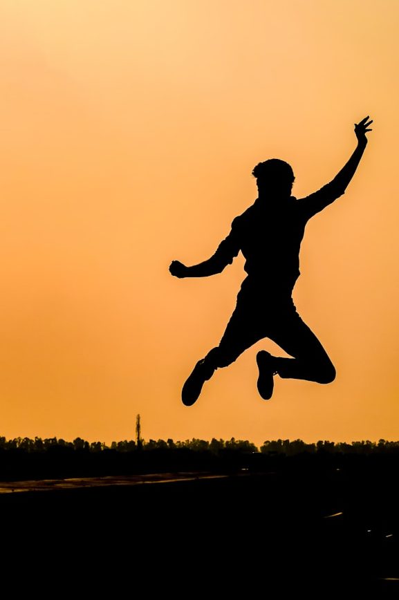 Zwei Männer in Sportkleidung mit Handschuhen stehen auf einem Fußballfeld.